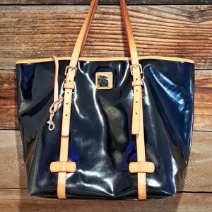 🦆❤️ Dooney & Bourke black patent leather  tote bag w/ brown leather trim straps